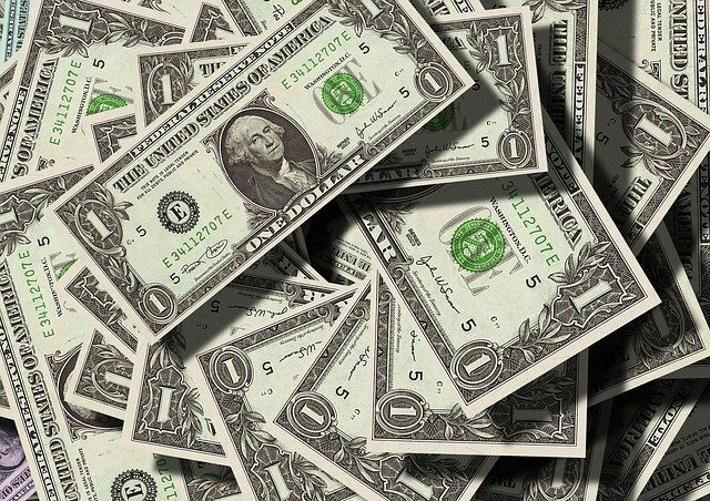 Центробанк России наложил запрет на снятие более 10 тысяч долларов с валютных вкладов
