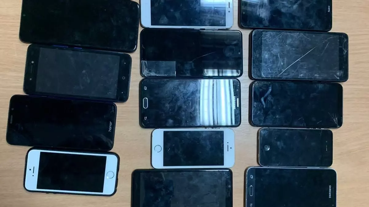 Осужденным из Новой Ляли пытались передать 17 телефонов