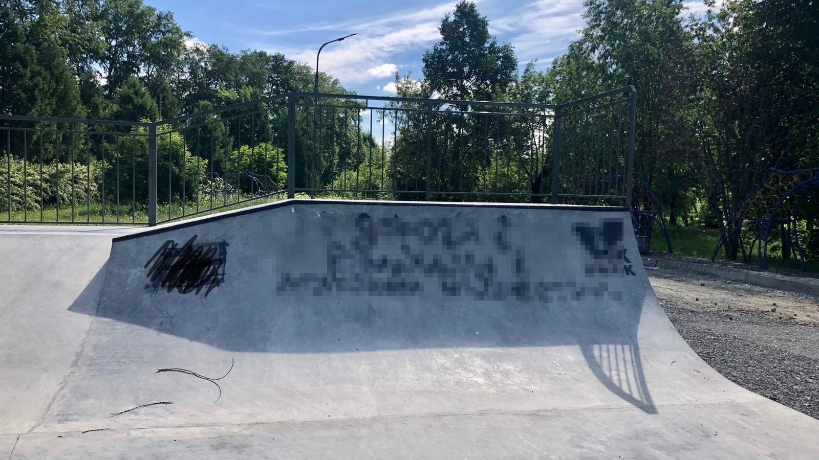 Вандалы испортили новую скейт-площадку на Тагилстрое