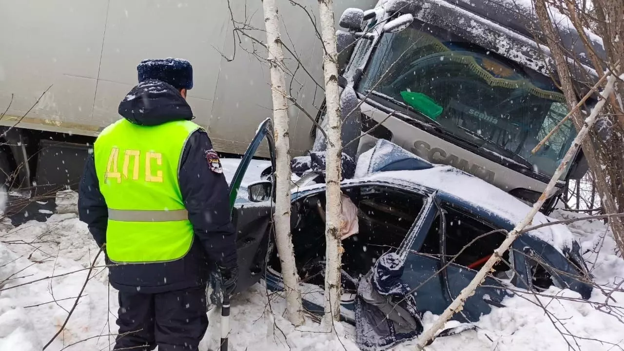 На Серовском тракте произошло смертельное ДТП с грузовиком