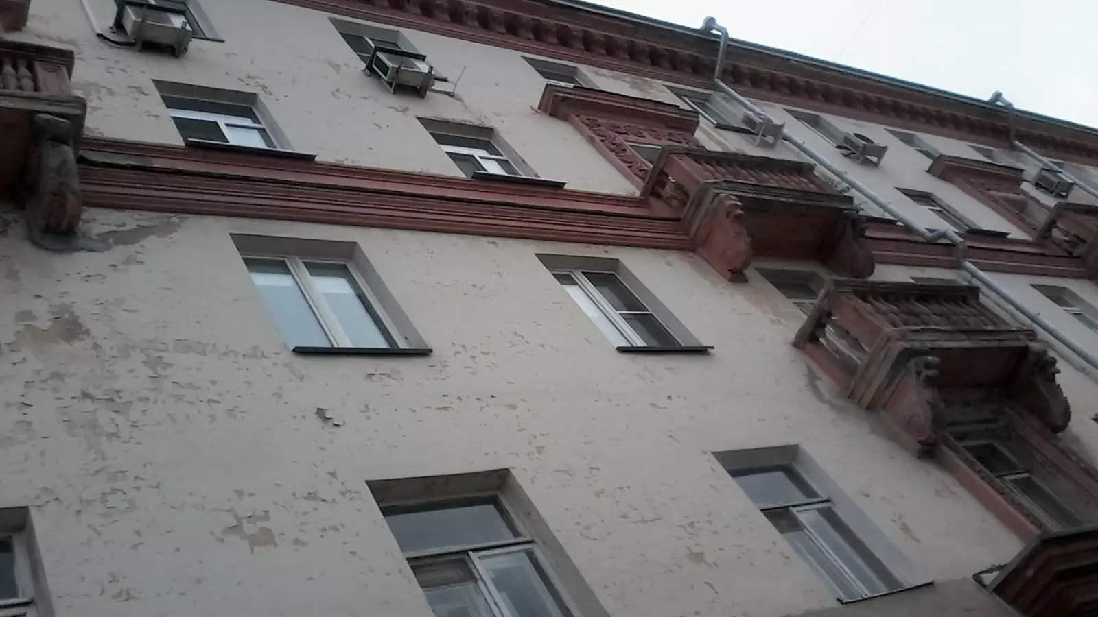 На женщину в Екатеринбурге обрушилась облицовка с многоэтажки