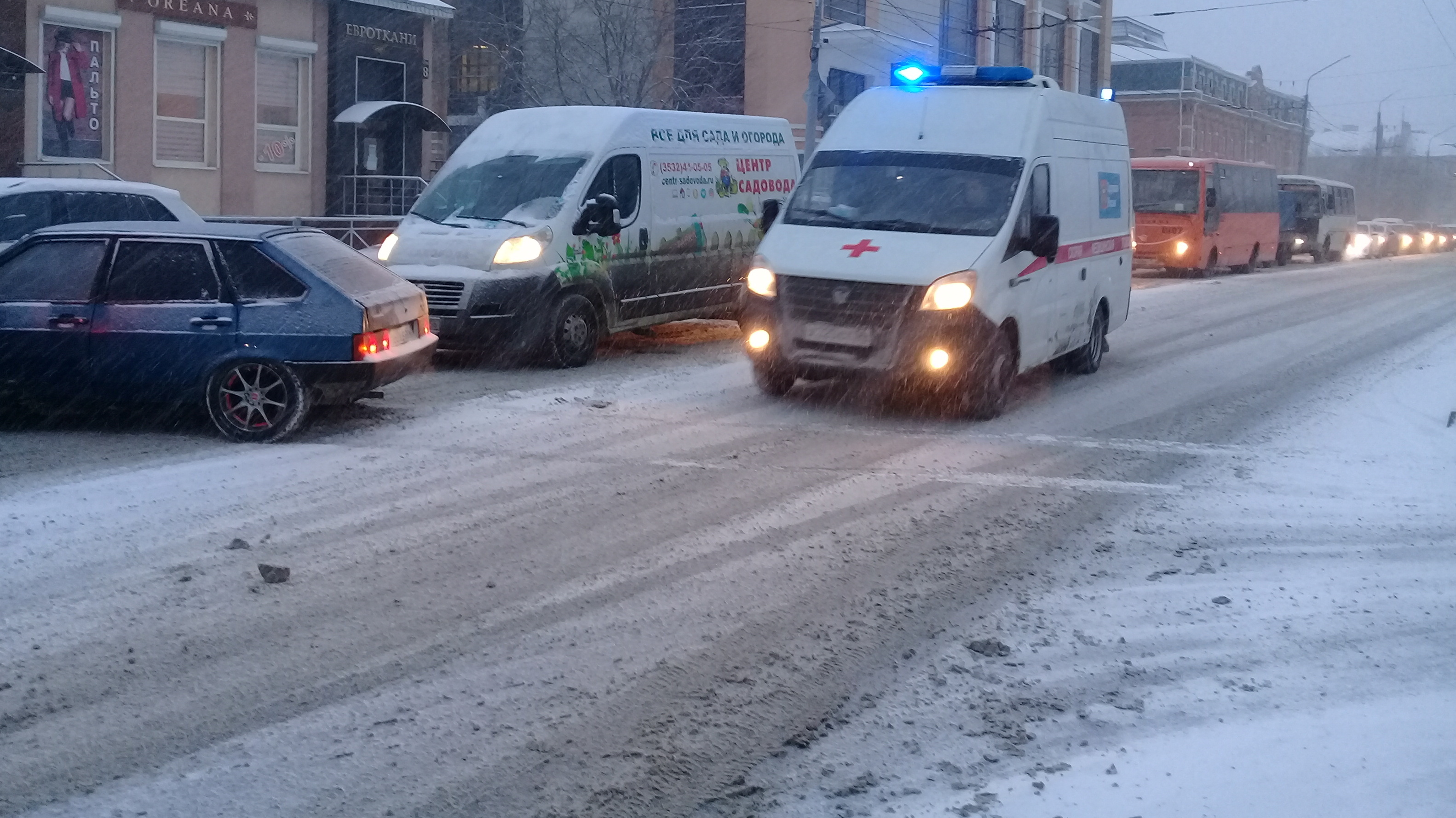 Один человек погиб и двое получили травмы в лобовом ДТП в Екатеринбурге