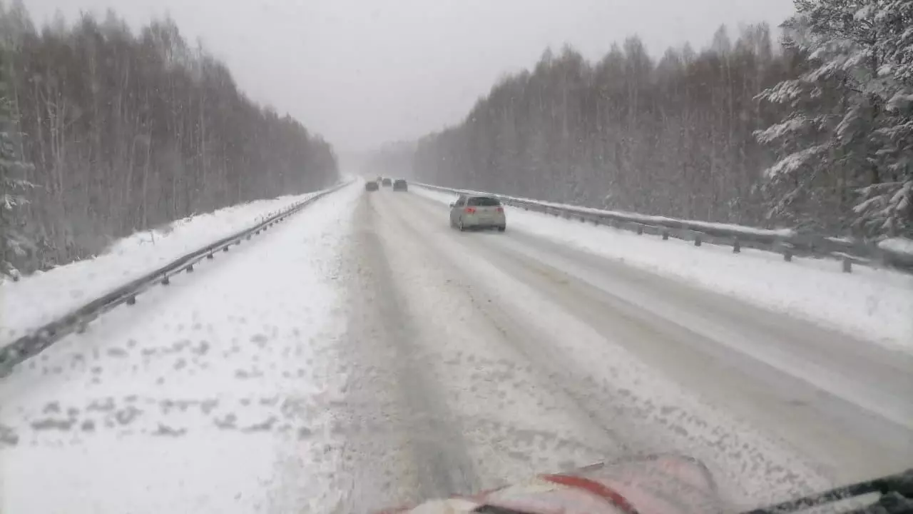 Дорожники устраняют последствия снегопада на трассах Свердловской области