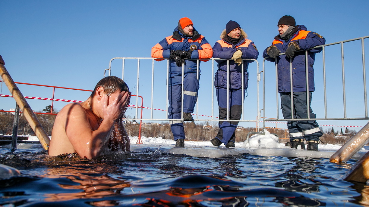 Готовящий крещенскую купель погрузчик ушел под лед в Краснотурьинске