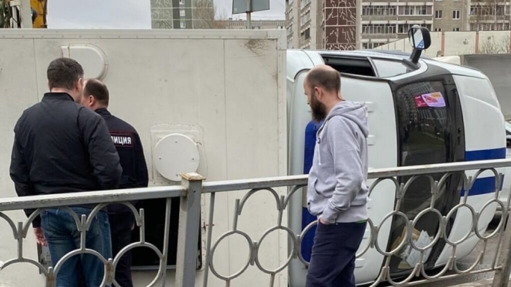 Полицейский автозак с пятью задержанными перевернулся в ДТП в Екатеринбурге