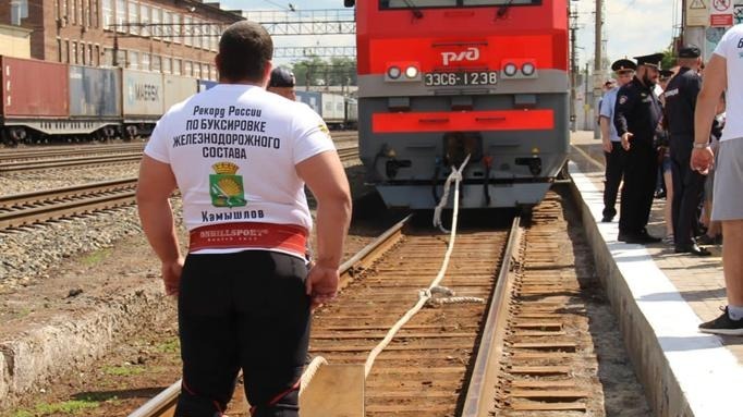 Два уральца сдвинули 300-тонный поезд на вокзале в Камышлове