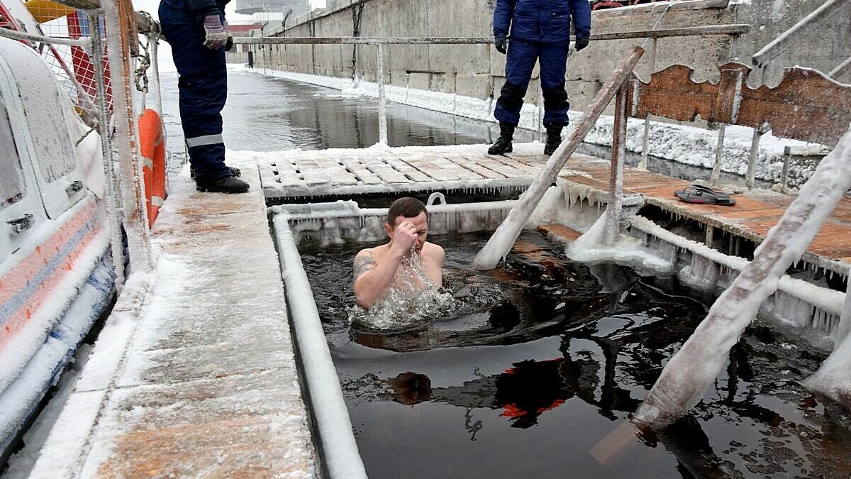 В ледяной воде во время морозов искупались моржи из Екатеринбурга