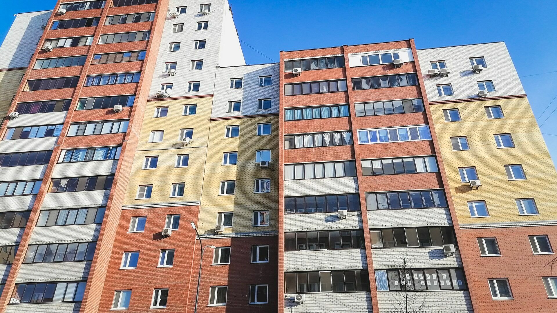 Мужчина выпал с балкона многоэтажки в Екатеринбурге