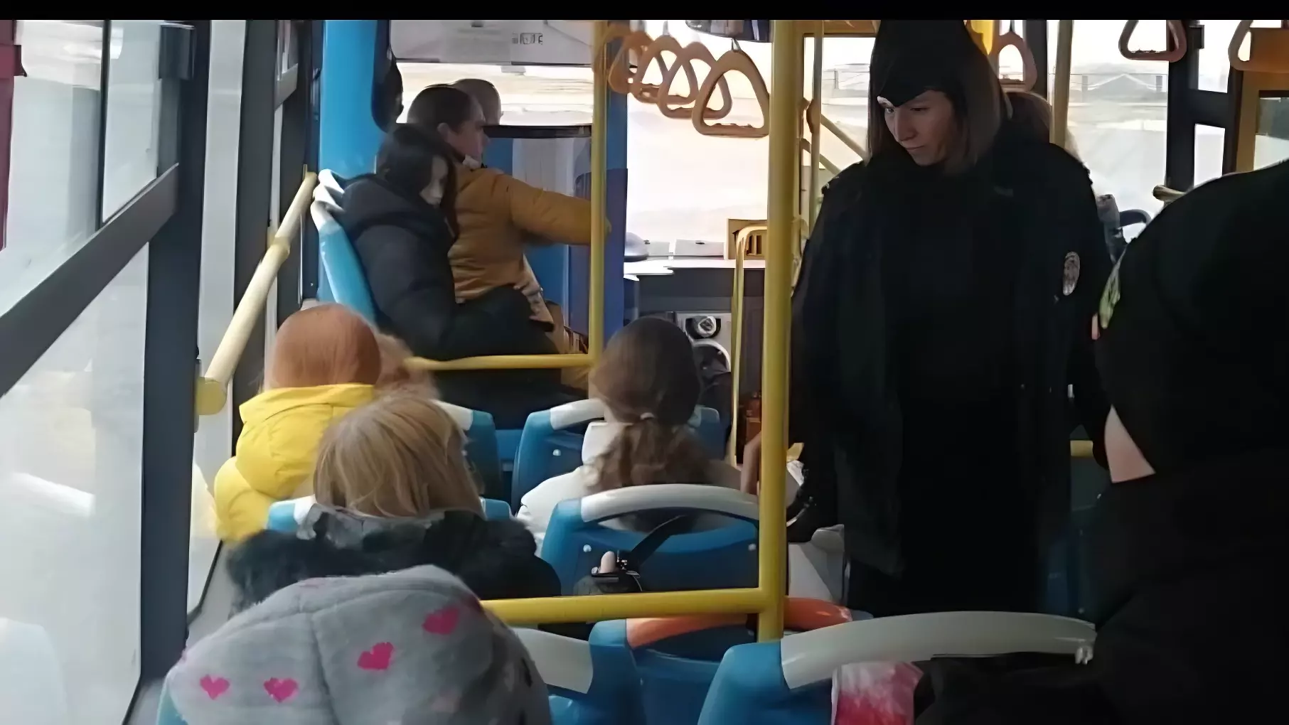 Женщина в Рефтинском сбежала из психбольницы и угрожала ножом кондуктору автобуса