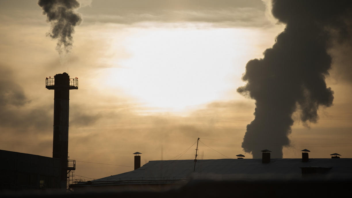 После жалоб на выбросы и едкий запах на завод под Екатеринбургом нагрянула проверка