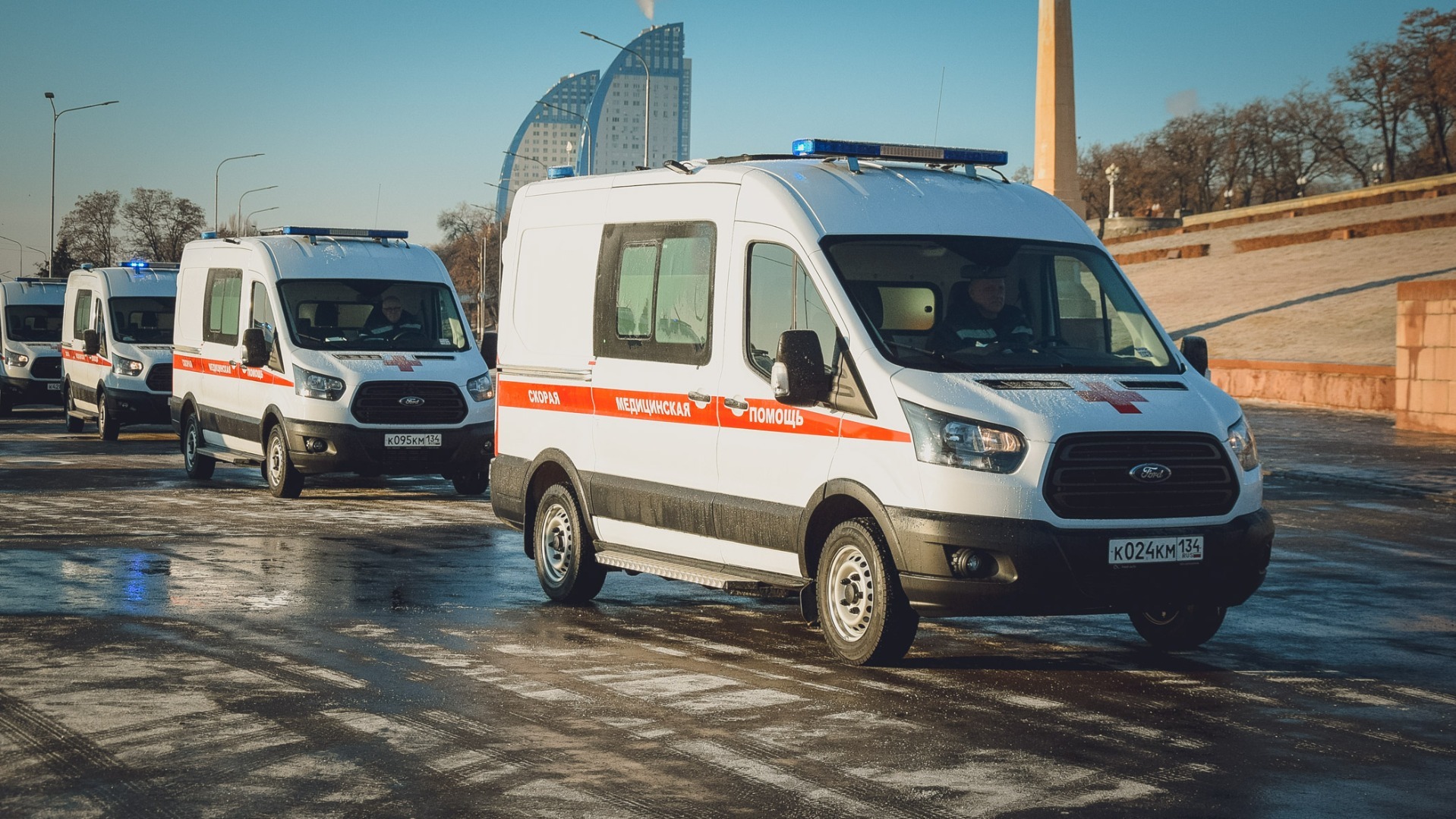 17-летнюю пассажирку с переломами зажало в машине после аварии в Екатеринбурге