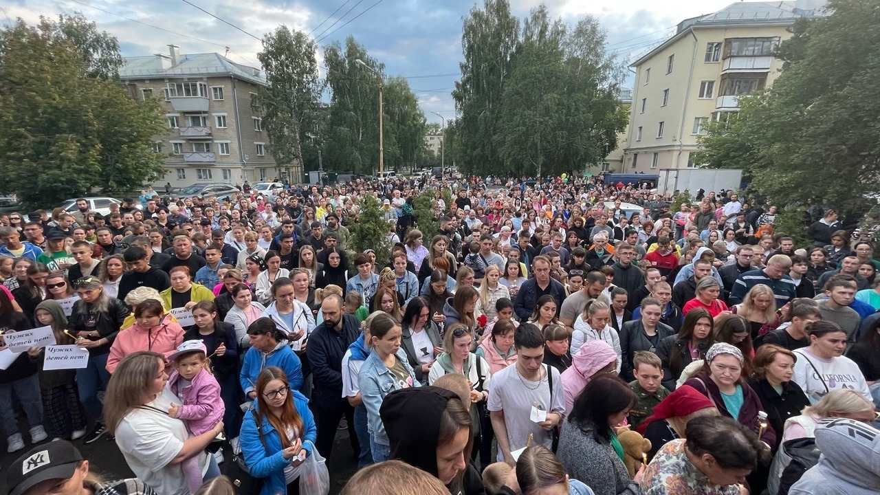 Более 500 жителей Екатеринбурга собрались в память о погибшем 6-летнем Далере