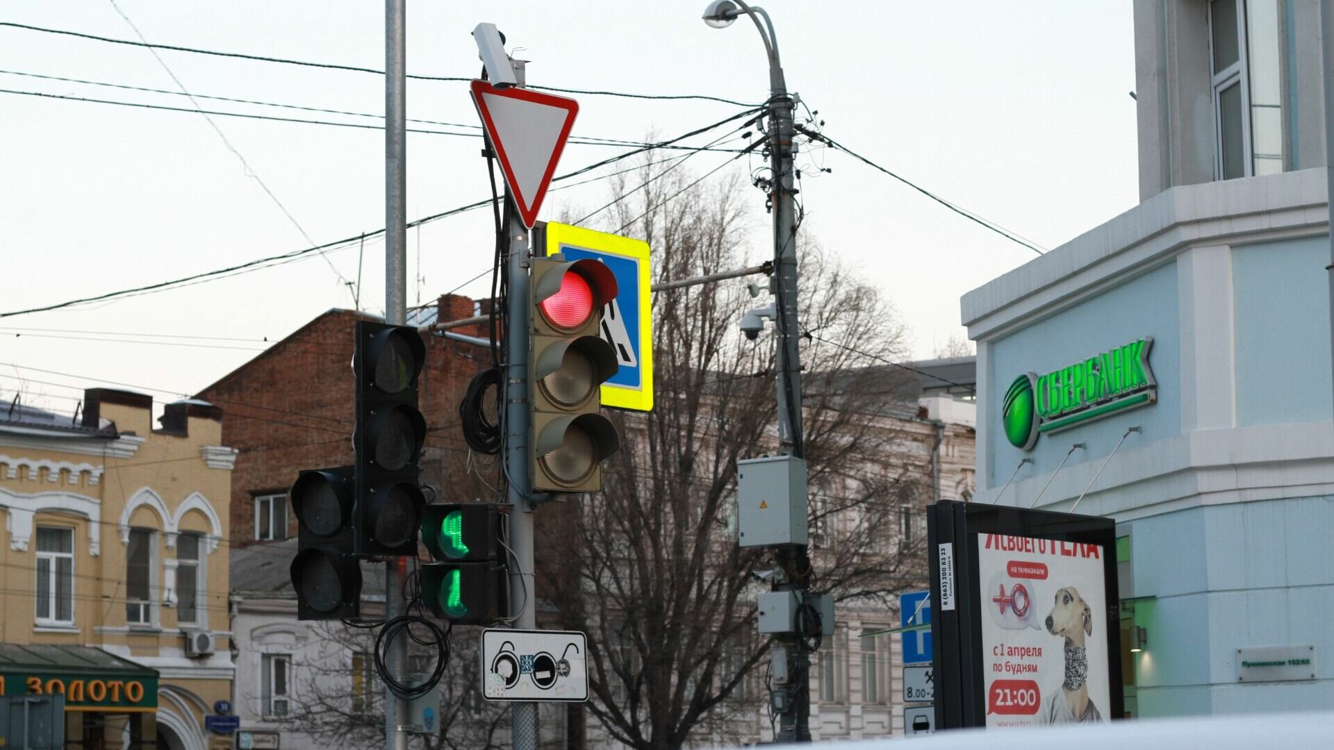 Лихач проехал на «красный» на глазах у инспекторов ДПС в Екатеринбурге