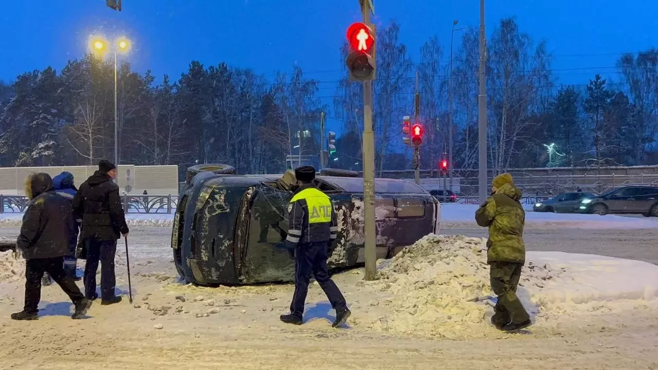 В Екатеринбурге два пешехода пострадали в ДТП на улице Серафимы Дерябиной