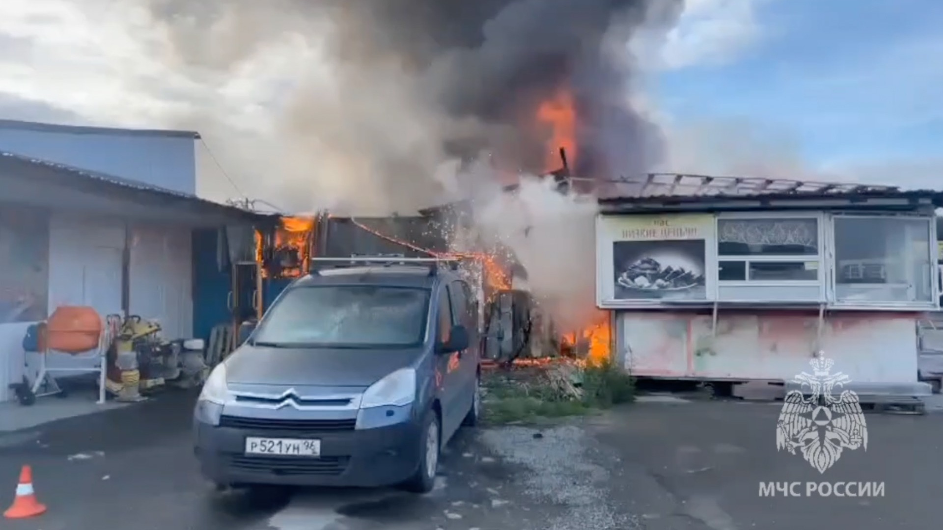 На рынке Екатеринбурга вспыхнул пожар