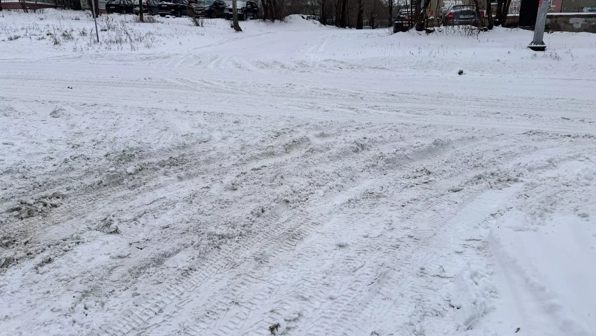Жители Нижнего Тагила пожаловались на запах и красные следы выбросов на снегу