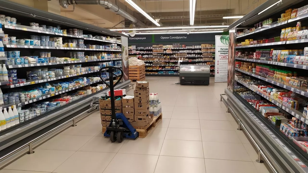 В Екатеринбурге воры разбили окна в супермаркете и ограбили его