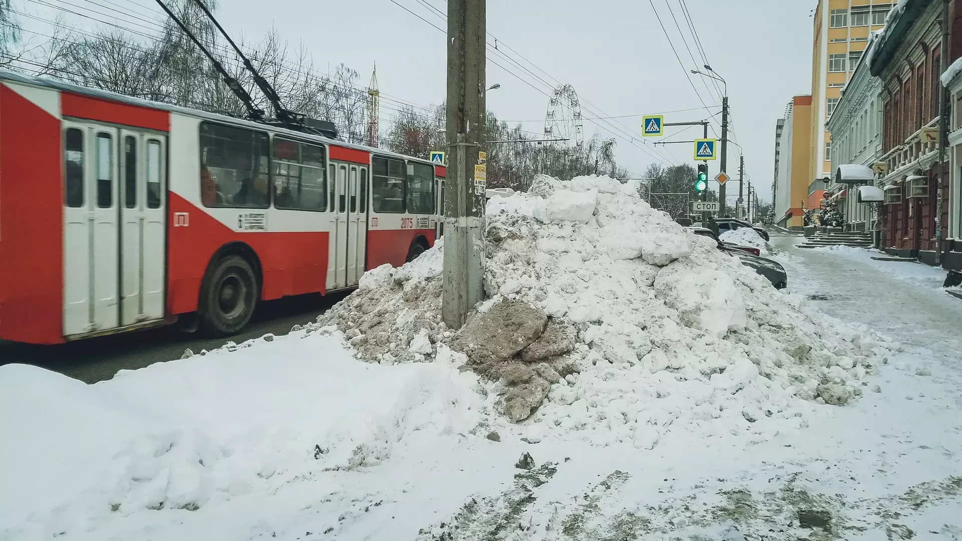 В мэрии Екатеринбурга ответили на вопрос, когда начнут убирать снег с газонов