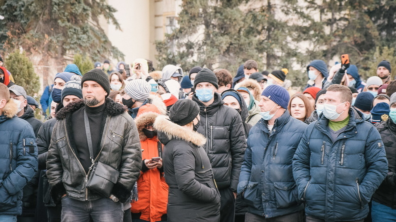 Антипрививочники осадили здание Свердловского областного суда в Екатеринбурге