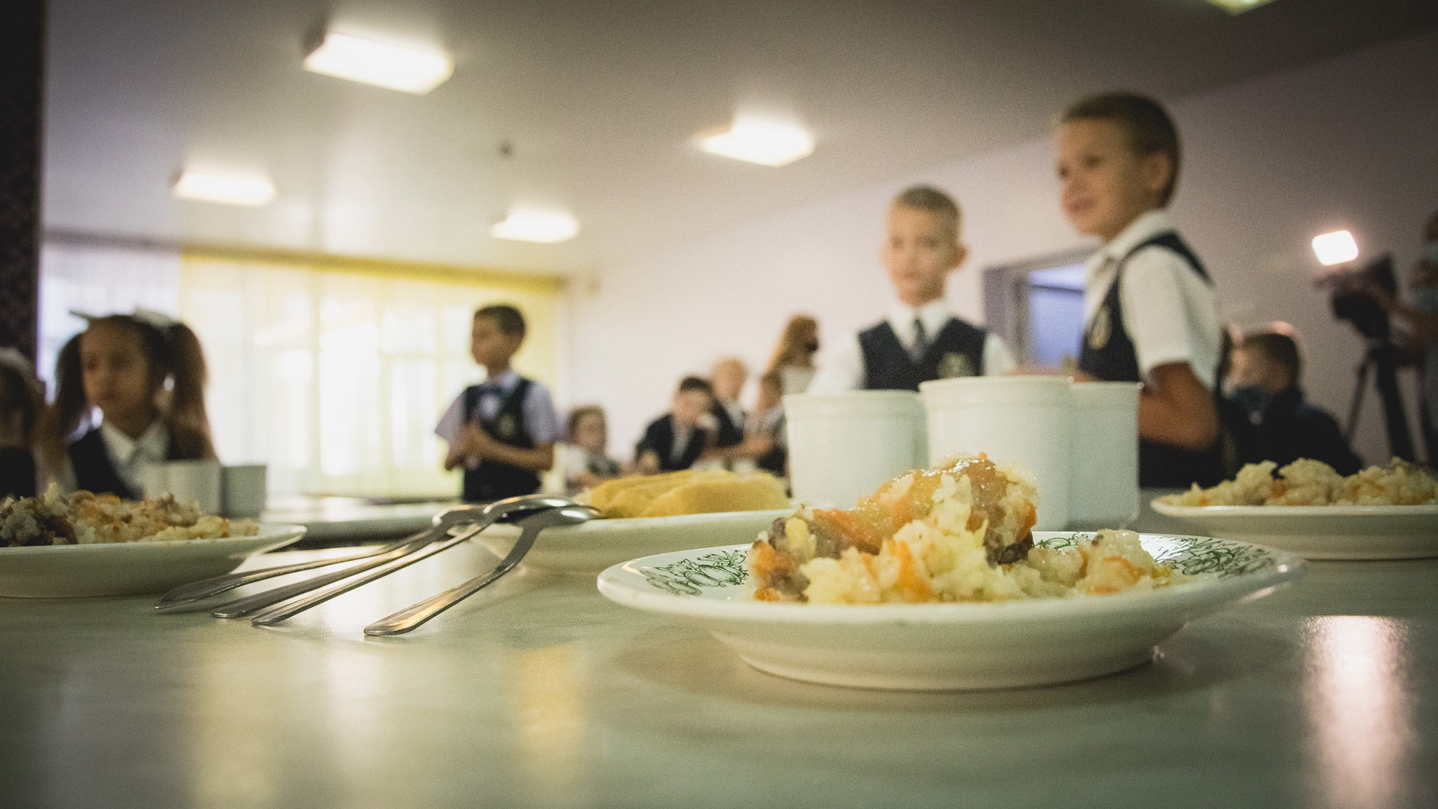 Министр образования рекомендовал разнообразить питание детей манси в уральской школе