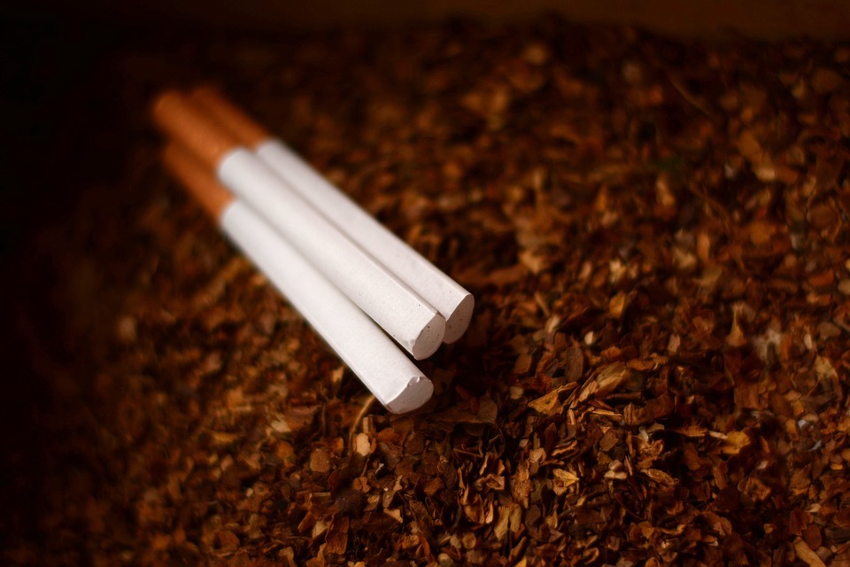 В Нижнем Тагиле уничтожили бульдозером 80 тысяч пачек нелегальных сигарет