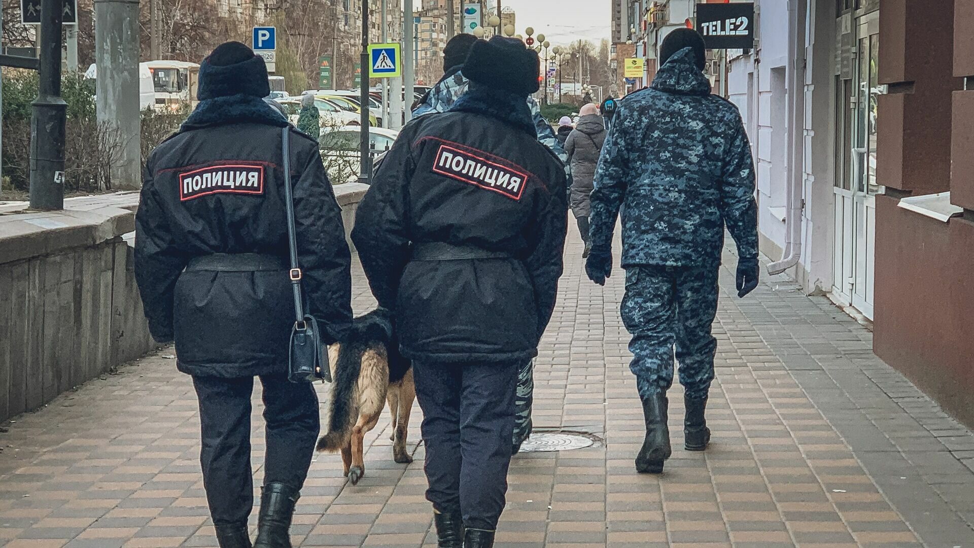Силовики устроили облаву на мигрантов в ТЦ «Карнавал» в Екатеринбурге