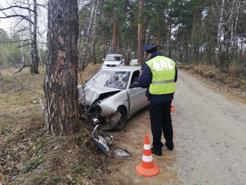 Пьяный водитель угонял от ГИБДД на «Приоре» и врезался в дерево в Каменске-Уральском