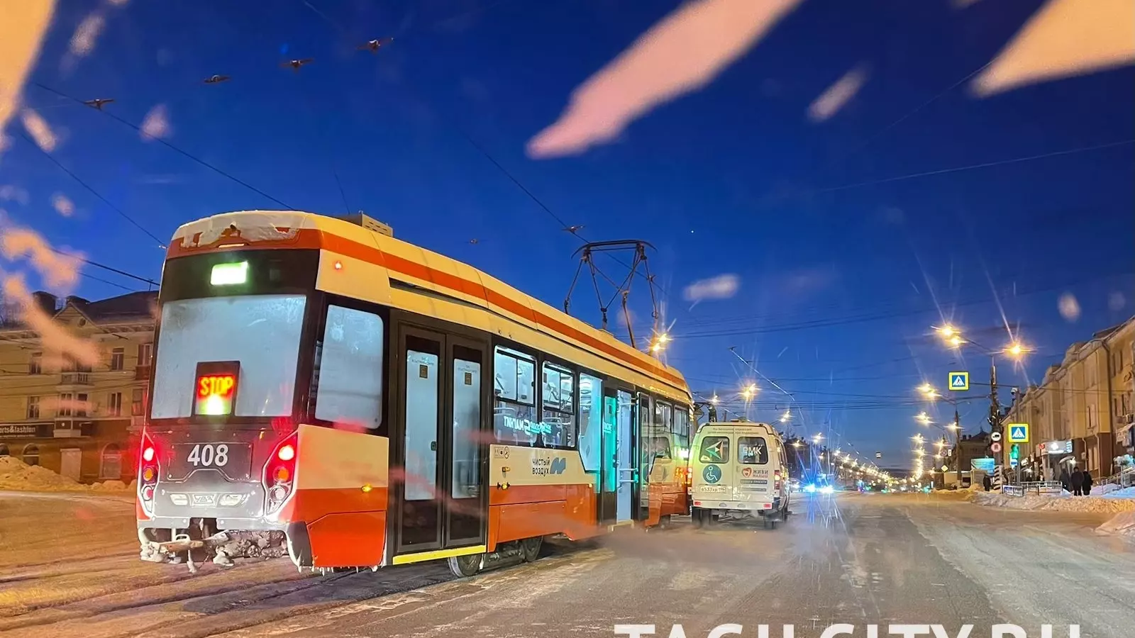 В центре Нижнего Тагила столкнулись трамвай и перевозка детей-инвалидов