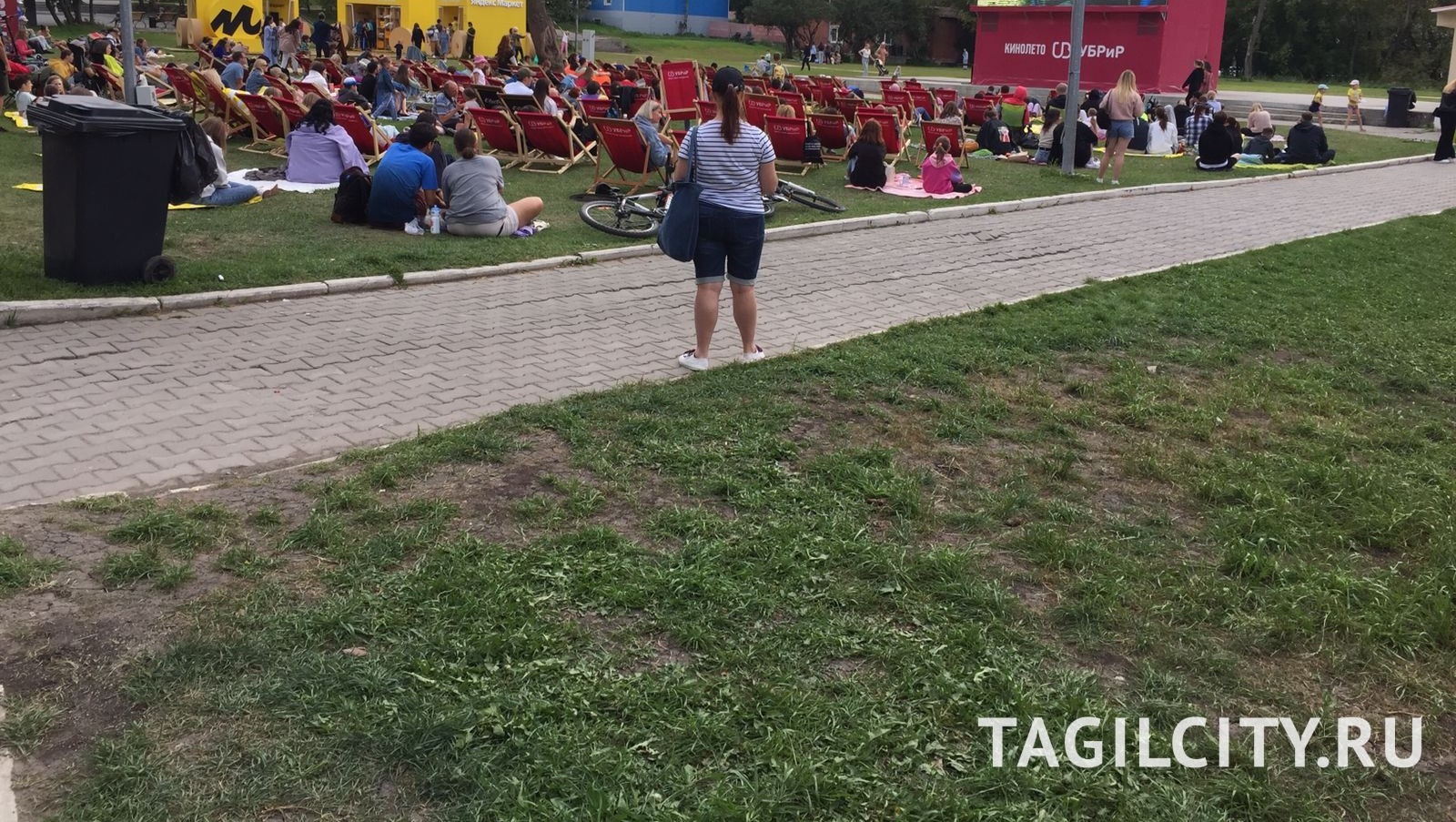 Посетители ЦПКиО в Екатеринбурге массово травмируются из-за ямы на дорожке