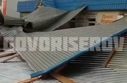 Крышу с базы снесло ветром на припаркованные автомобиле в Серове
