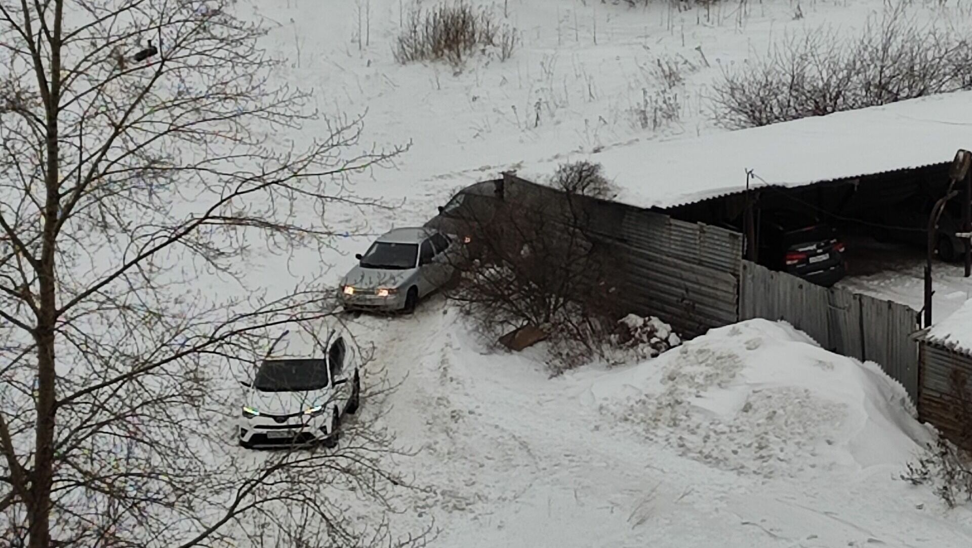 17 авто застряли на занесенной снегом дороге в Нижнем Тагиле
