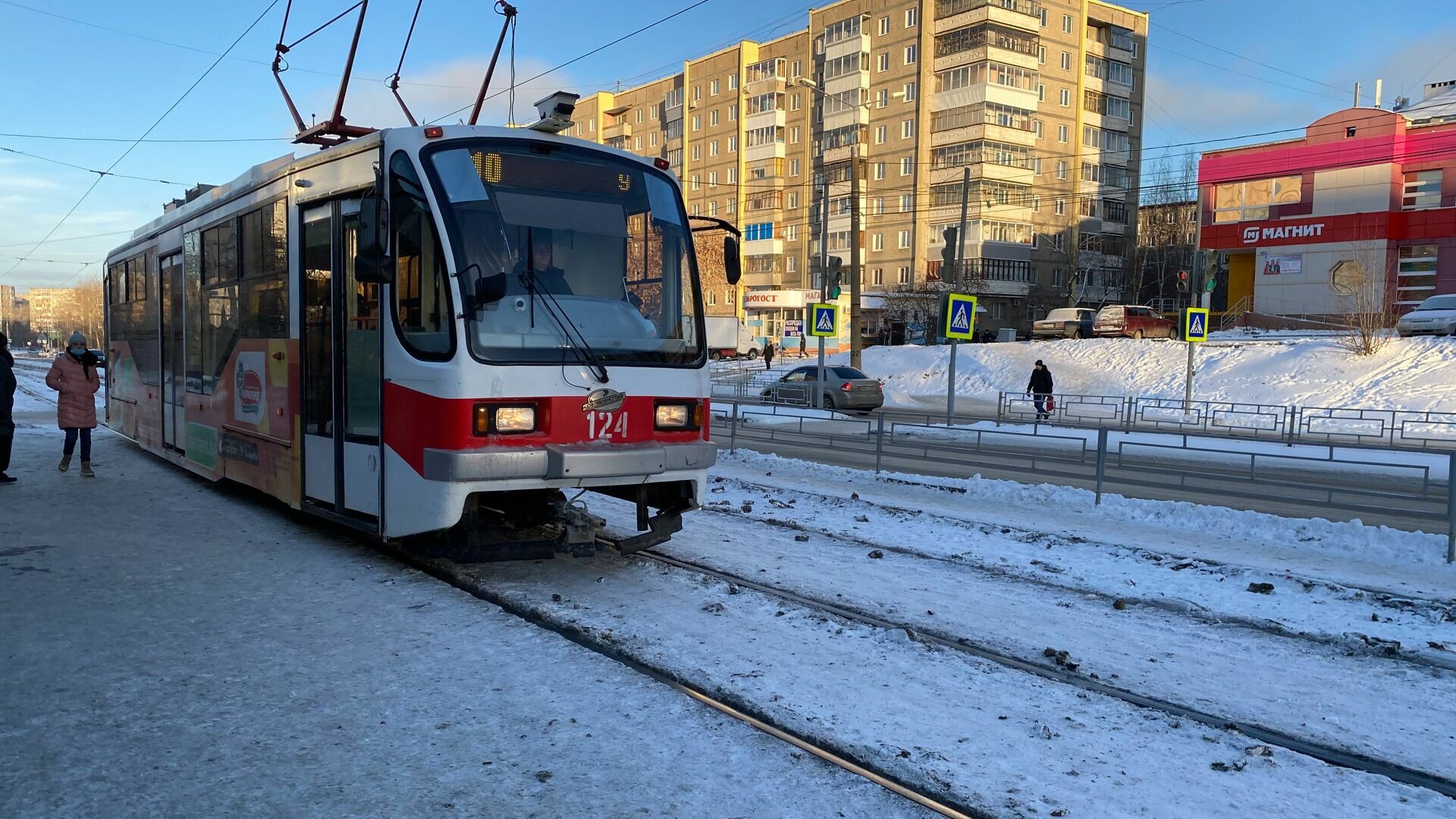 Неизвестные обстреляли трамвай с пассажирами в Екатеринбурге