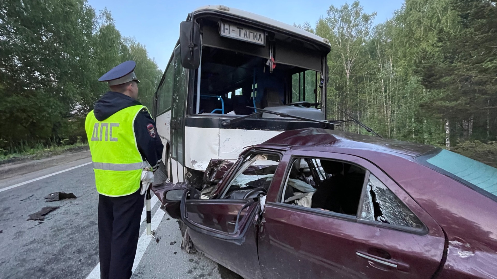 Водитель иномарки погиб в ДТП с автобусом на трассе под Нижним Тагилом