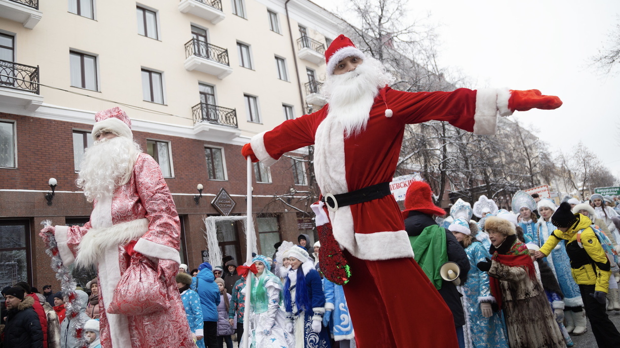 Дед Мороз и Снегурочка появились на Театральной площади Нижнего Тагила