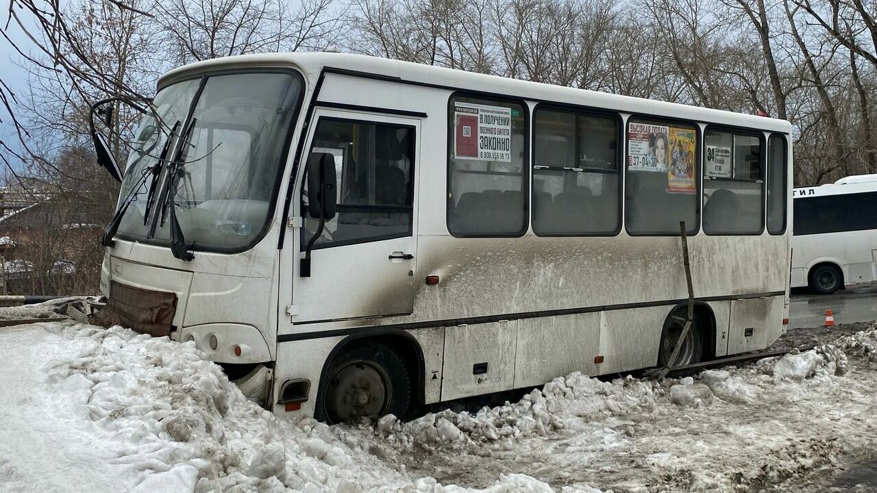 Автобус с пассажирами вылетел в ограждение в Нижнем Тагиле