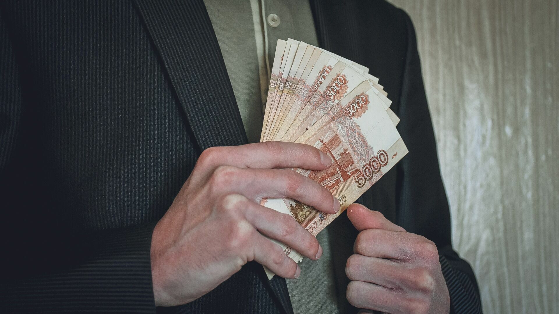 Депутата из Красноярска лишили полномочий из-за покупки акций зарубежных компаний