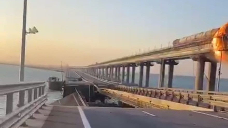 О запуске автомобильного движения по двум полосам Крымского моста заявил Хуснуллин