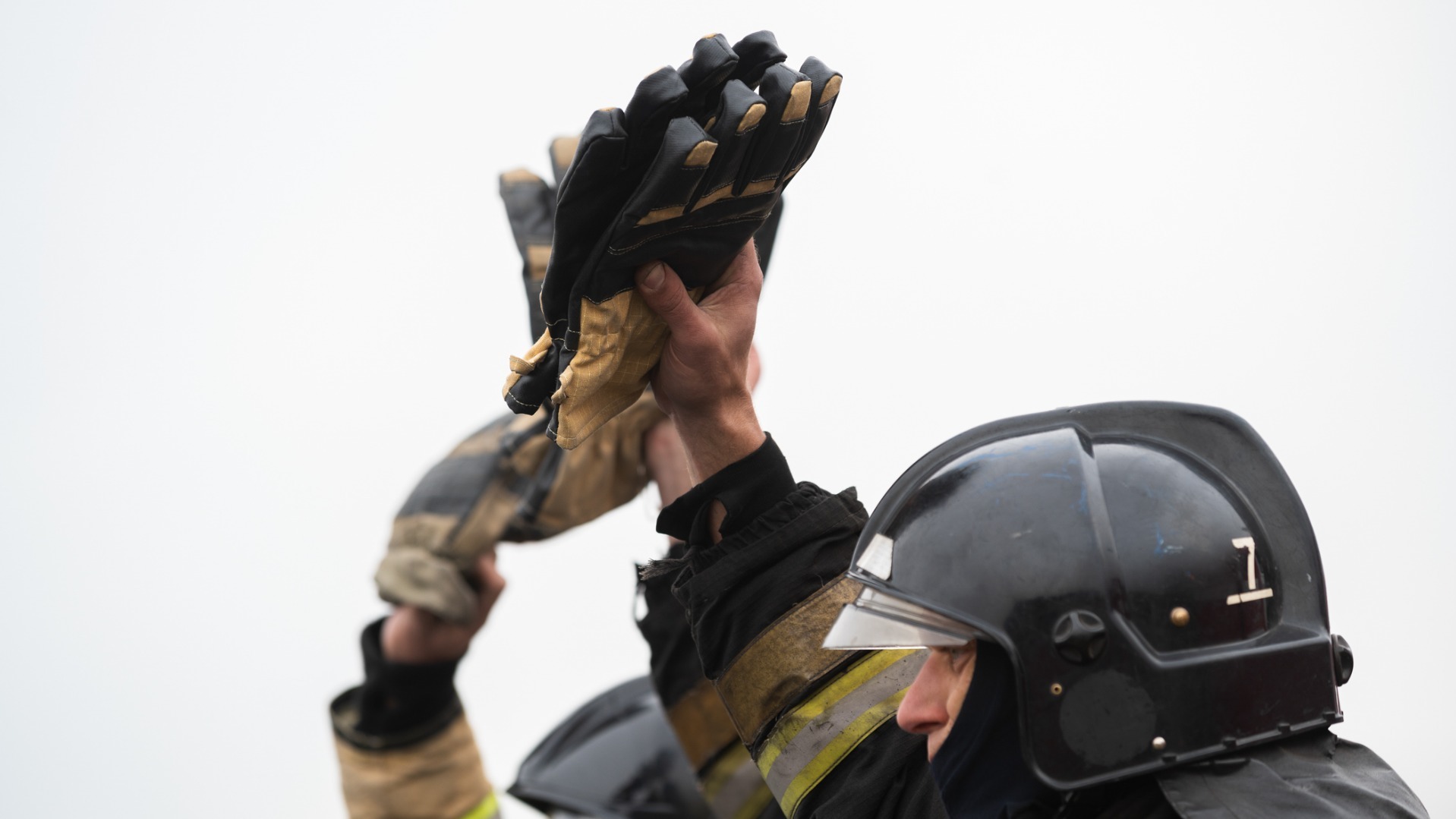 Пожарные спасли из горящей девятиэтажки в Екатеринбурге трех человек
