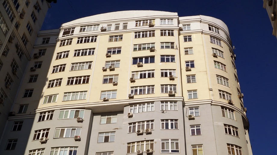 Мужчина выпал с балкона пятого этажа в Первоуральске