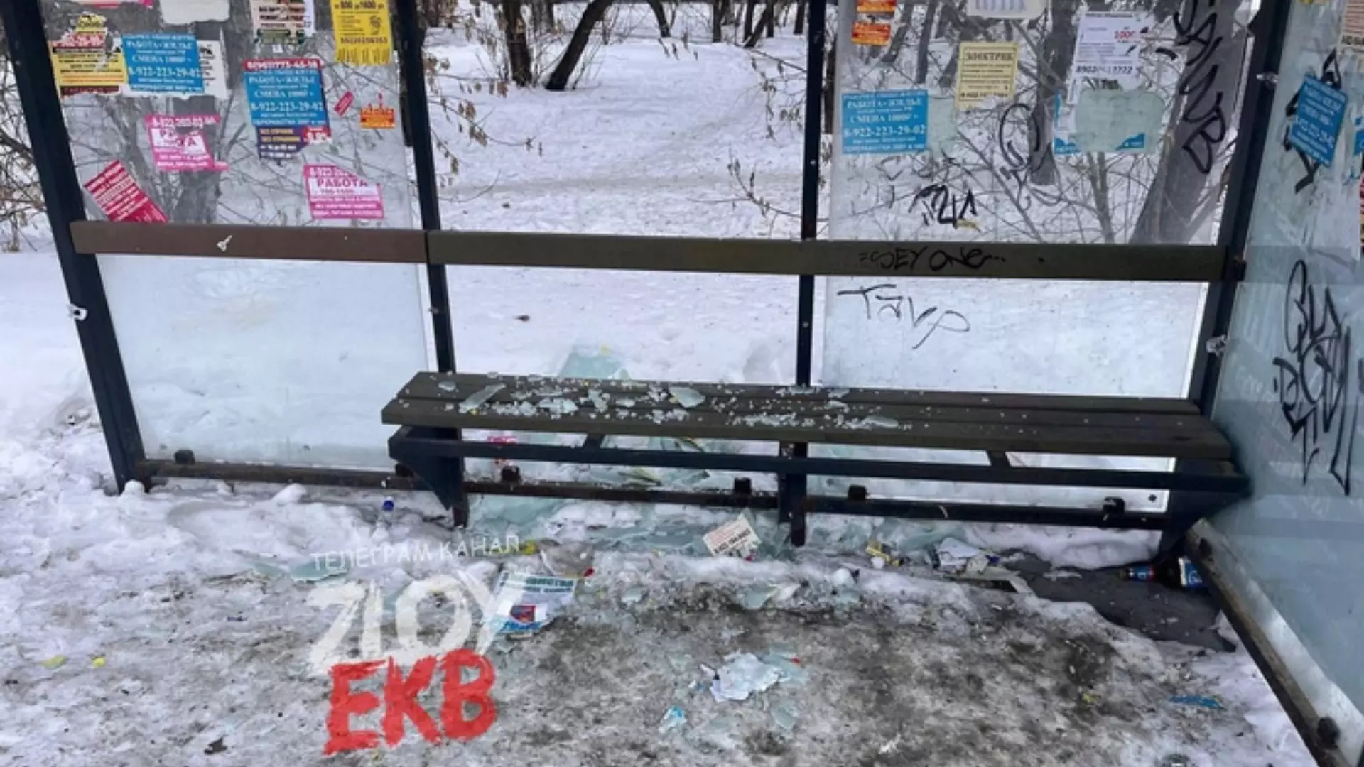 В Екатеринбурге неизвестные расстреляли остановку на Московской улице