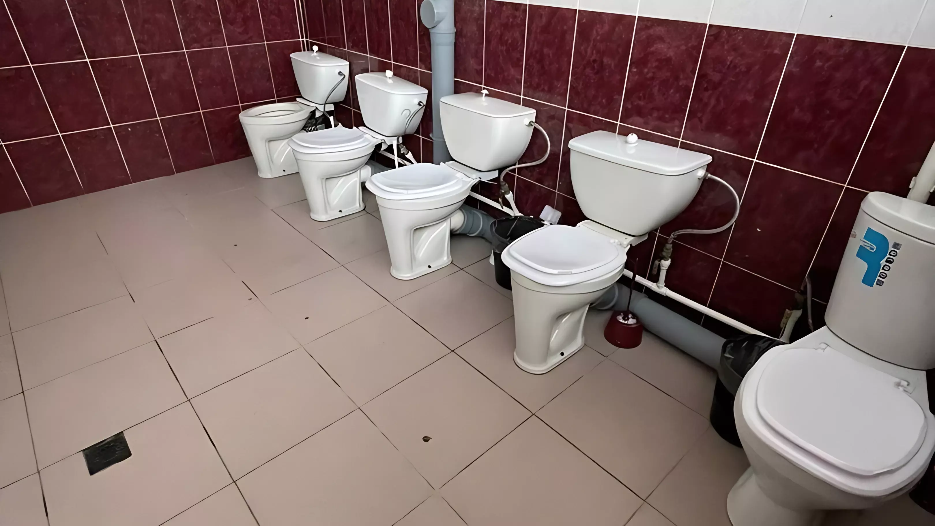 Перегородки в туалете для мальчиков отсутствуют в школе Екатеринбурга