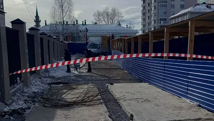 Родители в Екатеринбурге пожаловались на перекрытую дорогу к детскому саду