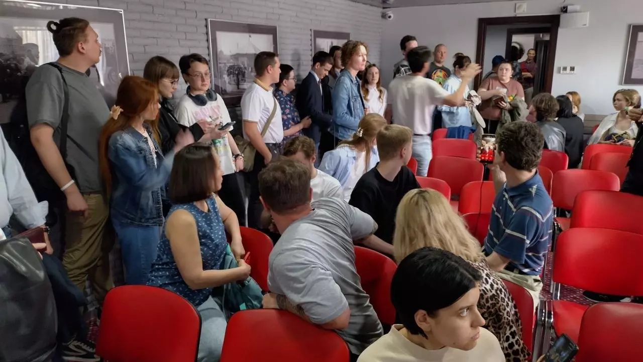 Силовики нагрянули на встречу снятой с выборов Дунцовой в Екатеринбурге