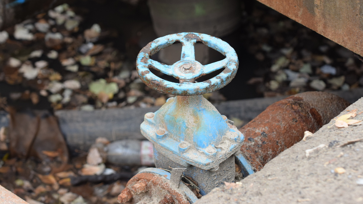 В Нижнем Тагиле на Тагилстрое тротуар залило водой из прорваной трубы