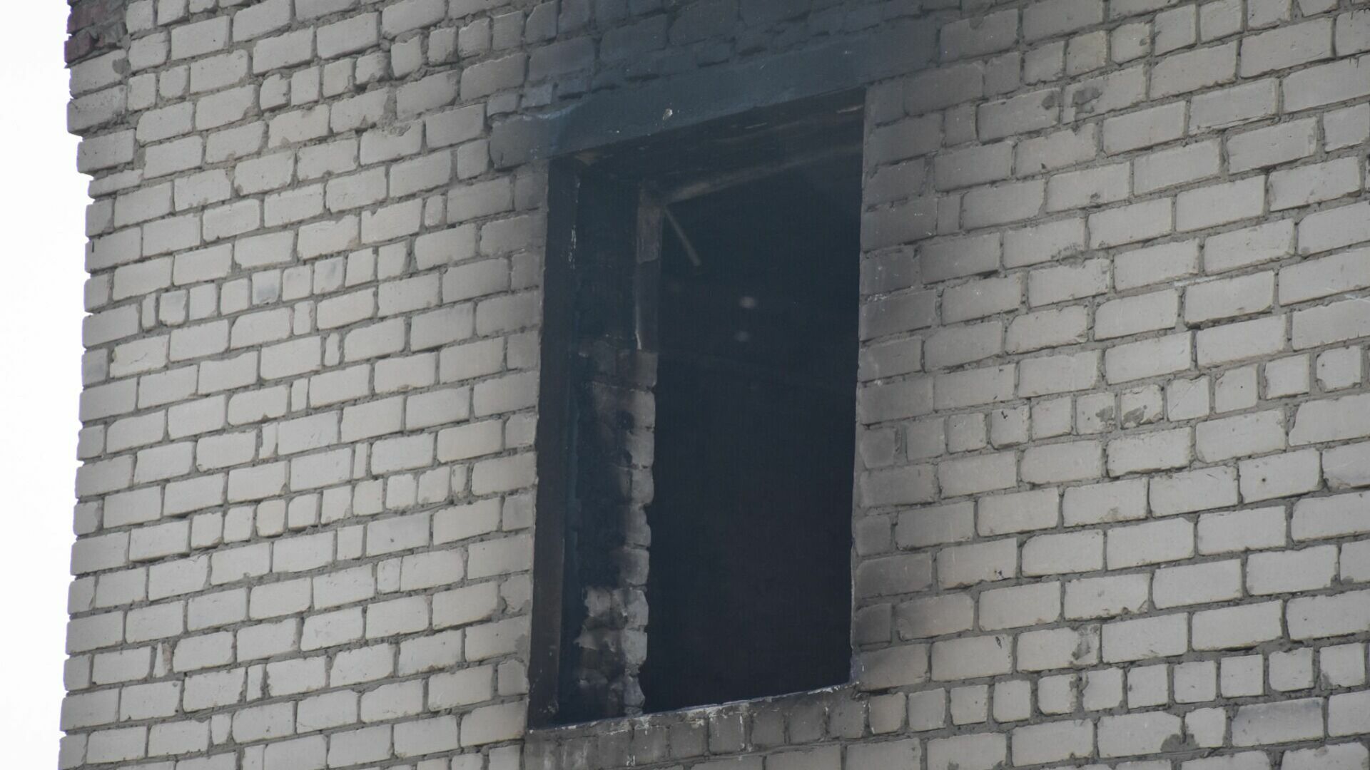 Ребенок выпрыгнул из окна горящей квартиры в Новосибирске