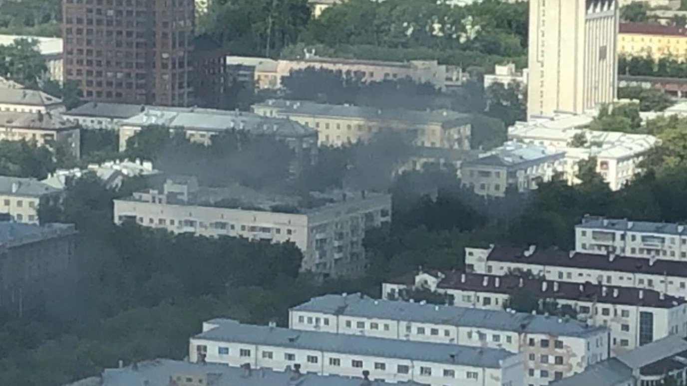 Заброшенное здание лестеха полыхает в Екатеринбурге