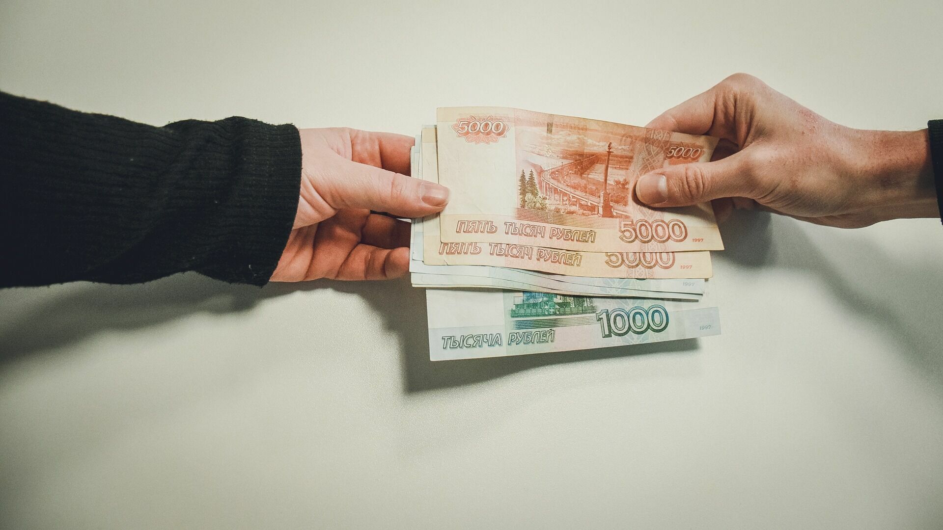 Девушка-курьер в Екатеринбурге задержана за кражу 400 тысяч рублей у пенсионерки