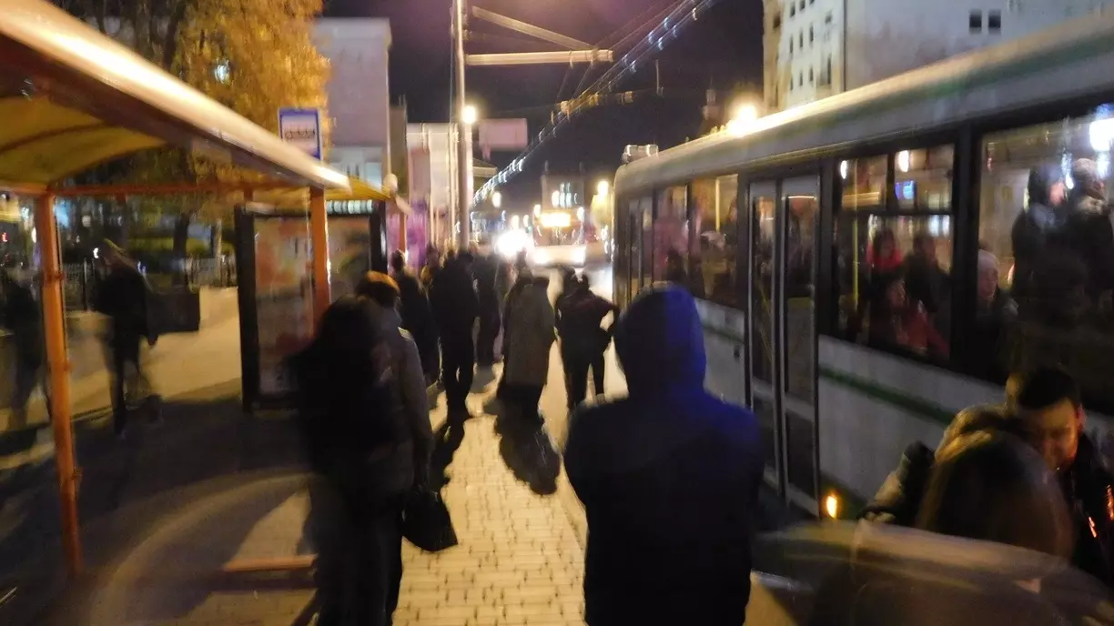 Мужчина выпал из автобуса на автомобиль в Екатеринбурге