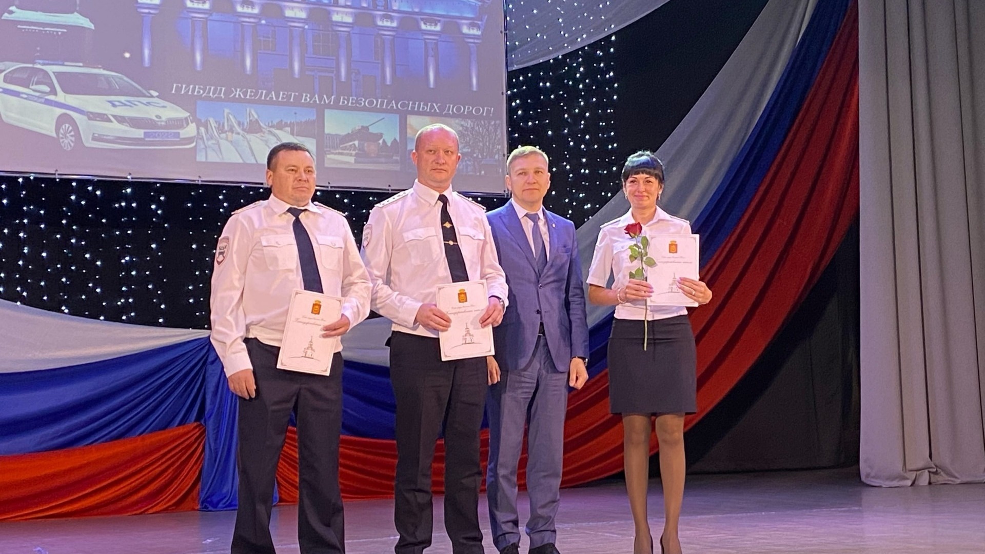 Сотрудников ГИБДД Нижнего Тагила наградили в честь профессионального прадника