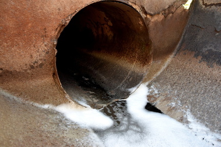 На сливе неочищенных сточных вод в Исеть поймано предприятие ЖКХ в Арамиле